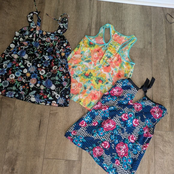 Bundle Of Candie's Set Of 3 Tank Tops Like New - Picture 7 of 11